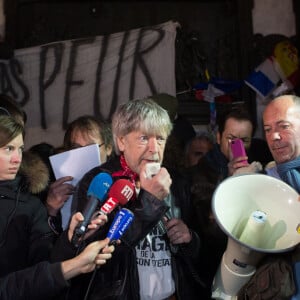 Le chanteur Renaud (Renaud Séchan) participe à un rassemblement spontané en hommage aux victimes des attentats de Charlie Hebdo Place de la République, à Paris, le 7 janvier 2016, scandant le slogan "même pas peur" un an jour pour jour après l'attaque terroriste.