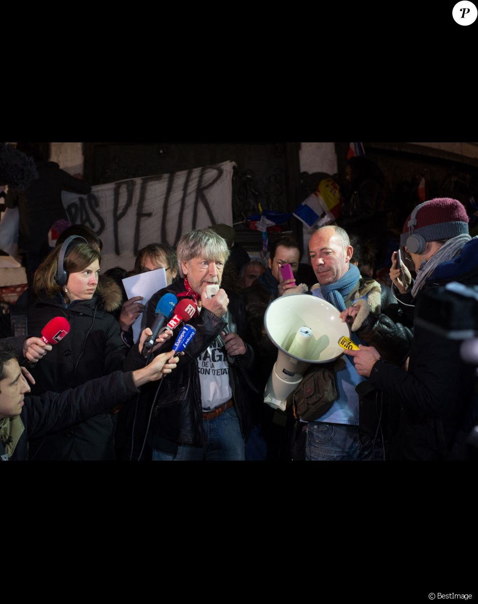 Le chanteur Renaud (Renaud Séchan) participe à un rassemblement spontané en hommage aux victimes des attentats de Charlie Hebdo Place de la République, à Paris, le 7 janvier 2016, scandant le slogan "même pas peur" un an jour pour jour après l'attaque terroriste.