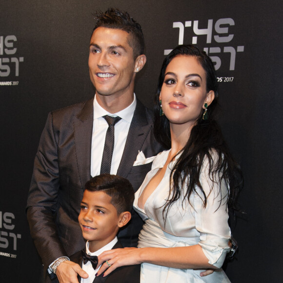 Cristiano Ronaldo (meilleur joueur), son fils Cristiano Jr et sa compagne Georgina Rodriguez enceinte - The Best FIFA Football Awards 2017 au London Palladium à Londres, le 23 octobre 2017. © Pierre Perusseau/Bestimage 