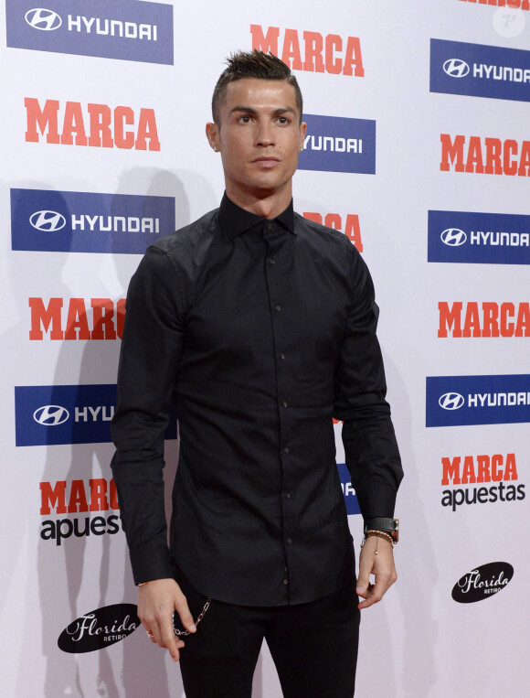 Cristiano Ronaldo reçoit un prix à la cérémonie des "Marca Awards" à Madrid le 7 novembre 2016. 