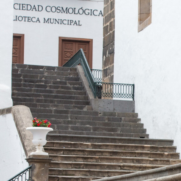 Le roi et la reine d'Espagne Felipe VI et la reine Letizia, se promènent dans La Palma à Santa Cruz de La Palma le 12 mars 2022.