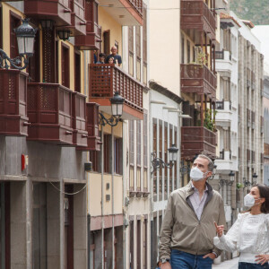 Le roi et la reine d'Espagne Felipe VI et la reine Letizia, se promènent dans La Palma à Santa Cruz de La Palma le 12 mars 2022.