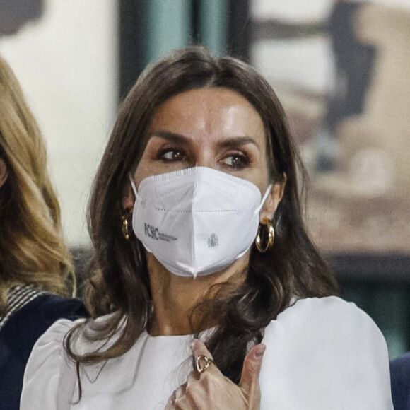 La reine Letizia d'Espagne visite l'Ifema à l'occasion de la 75 ème Mercedes-Benz Fashion Week à Madrid, le 11 mars 2022.
