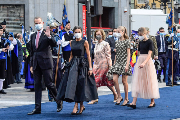 Le roi Felipe V et la reine Letizia d'Espagne, avec la princesse Leonor, princesse des Asturies et l'infante Sofia d'Espagne - La famille royale espagnole lors de la cérémonie de remise des prix de la princesse des Asturies au théâtre Campoamor à Oviedo, Espagne, le 22 octobre 2021.
