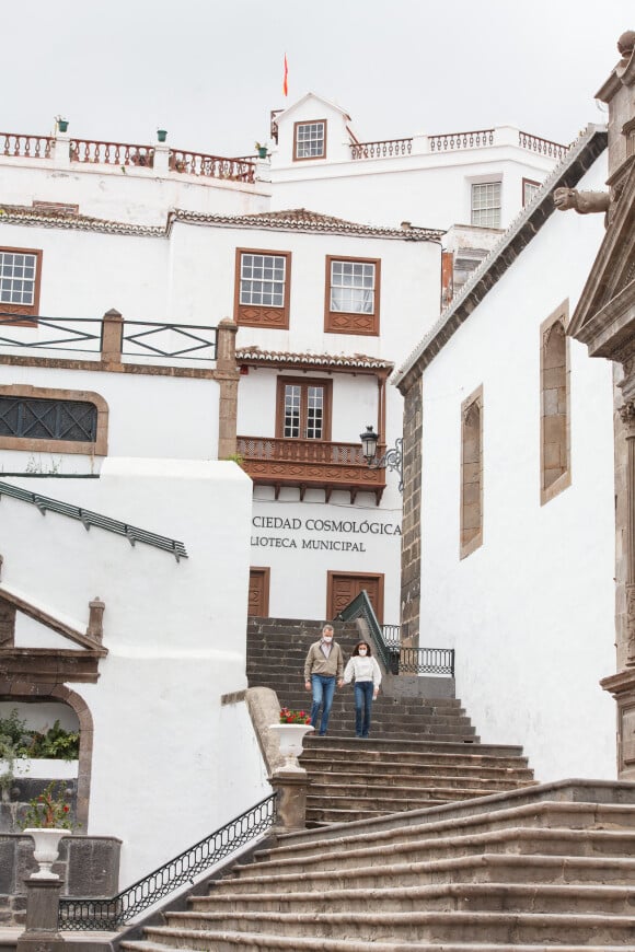 Le roi et la reine d'Espagne Felipe VI et la reine Letizia, se promènent dans La Palma à Santa Cruz de La Palma le 12 mars 2022.