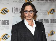 Regardez le beau Johnny Depp inaugurer une statue à son effigie en Serbie !