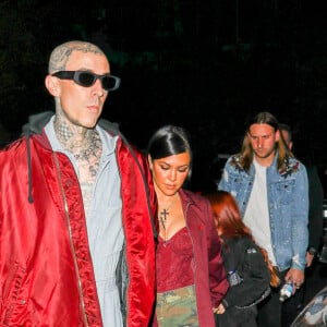 Travis Barker et sa fiancée Kourtney Kardashian à Los Angeles le 26 février 2022.