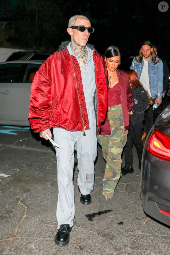 Travis Barker et sa fiancée Kourtney Kardashian à Los Angeles le 26 février 2022.