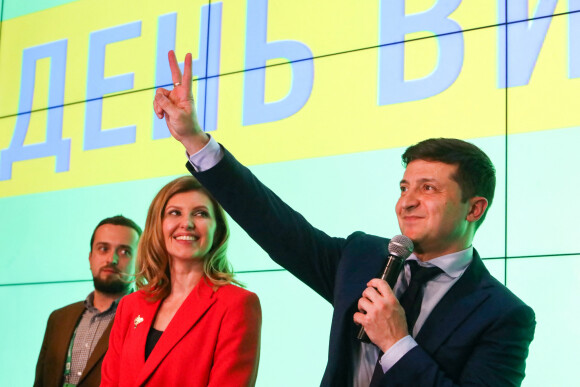 Volodymyr Zelensky et sa femme Olena au second tour de l'élection présidentielle contre le candidat sortant Petro Porochenko (actuel président), à Kiev en Ukraine le 31 mars 2019
