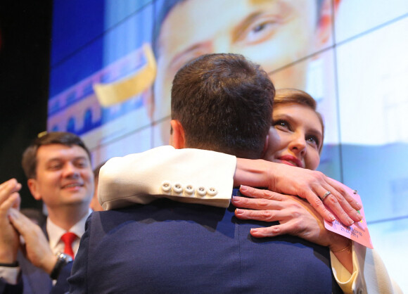 Volodymyr Zelensky embrassant sa femme Olena lors du premier tour des présidentielles en 2019