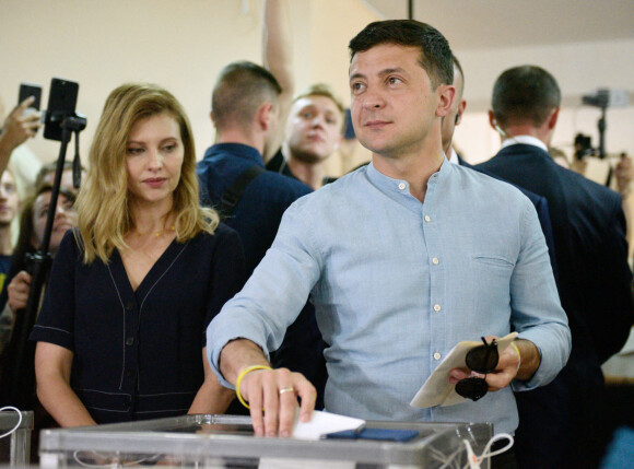Volodymyr Zelensky allant voter avec sa femme Olena à Kiev en mai 2019