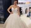 Alice Detollenaere a défilé pour la marque de robes de mariée The Sposa Group. Mars 2022.