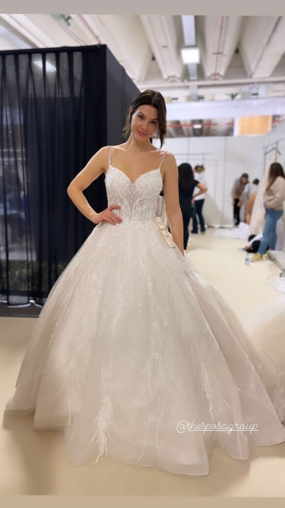 Alice Detollenaere a défilé pour la marque de robes de mariée The Sposa Group. Mars 2022.