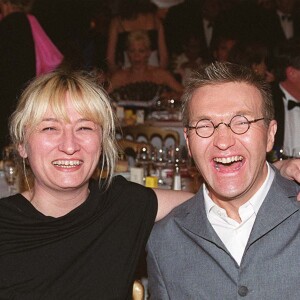 Christine Bravo et Laurent Ruquier - 50 ans de Uni France au Palm-Beach, lors du 52e Festival de Cannes. 1999.