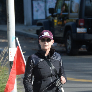 Exclusif - Jamie Lee Curtis promène son chien avec une amie à Los Angeles, Californie, Etats-Unis, le 17 janvier 2022.