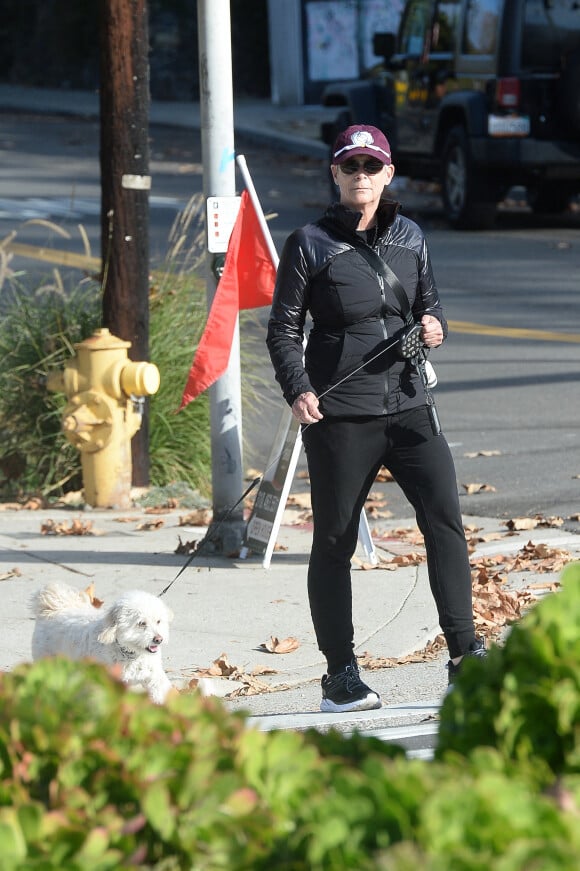 Exclusif - Jamie Lee Curtis promène son chien avec une amie à Los Angeles, Californie, Etats-Unis, le 17 janvier 2022.