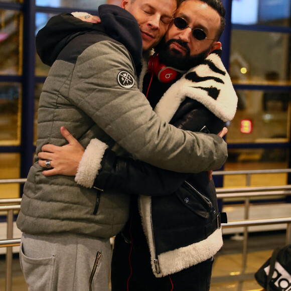 Exclusif - Matthieu Delormeau, Cyril Hanouna arrivent à l'aéroport de Kittilä, Finlande, le 29 novembre 2018. © Sébastien Valiela/Bestimage