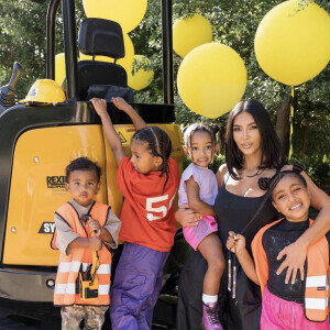 Kim Kardashian et ses quatre enfants Psalm, Saint, Chicago et North. Mai 2021.