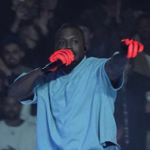 Kanye West sur scène pour le concert caritatif "Free Larry Hoover" au Memorial Coliseum de Los Angeles.