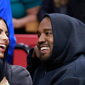 Kanye West et Chaney Jones assistent au match de NBA qui oppose les Miami Heat aux Minnesota Timberwolves, àa FTX Arena. Miami, le 13 mars 2022.
