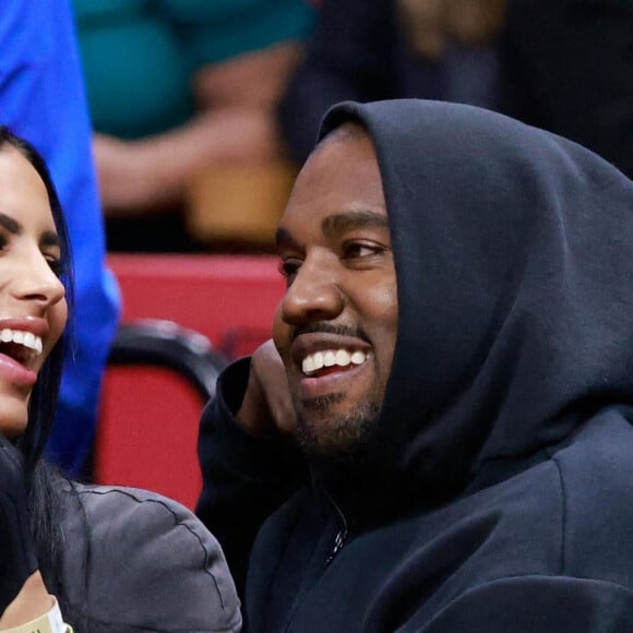 Kanye West et Chaney Jones assistent au match de NBA qui oppose les Miami Heat aux Minnesota Timberwolves, àa FTX Arena. Miami, le 13 mars 2022.