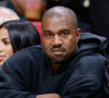 Kanye West et sa compagne Chaney Jones regardent un match de basket qui oppose les Miami Heat aux Minnesota Timberwolves au stade FTX Arena à Miami.