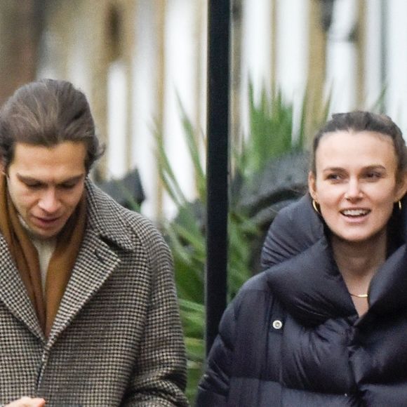 Keira Knightley et son mari James Righton se promènent dans un parc à Londres, le 4 décembre 2019.