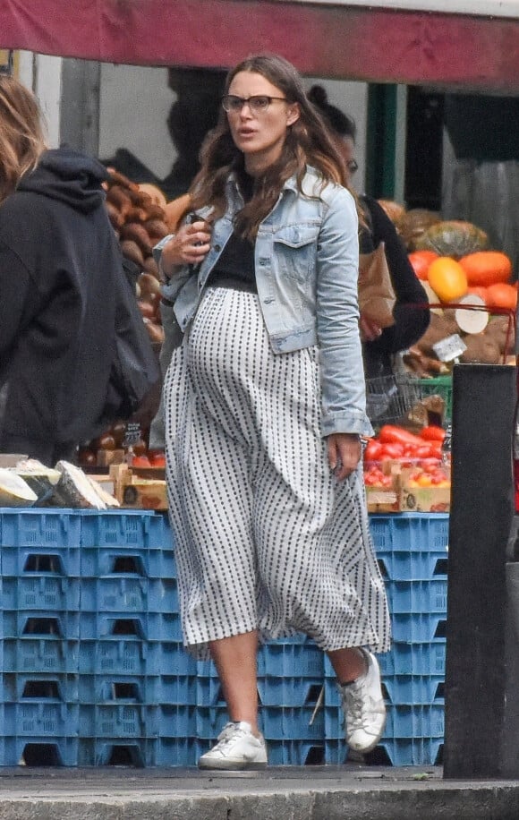Exclusif - L'actrice britannique Keira Knightley (enceinte) brave la pluie battante pour aller s'acheter des fruits à Londres, Royaume Uni, le 19 août 2019.