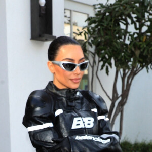 Kim Kardashian quitte la soirée de la boutique Revolve à Los Angeles le 3 mars 2022. 