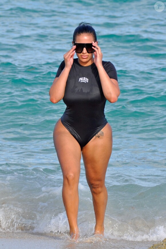 Chaney Jones (copie de K. Kardashian et compagne de K. West) se prélasse sur une plage de Miami le 26 février 2022. 