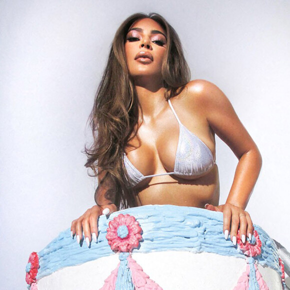 Kim Kardashian pose pour Opalescent, sa nouvelle gamme de cosmétiques KKK Beauty pour son 40e anniversaire 
