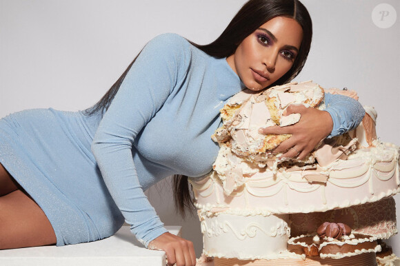 Kim Kardashian pose pour Opalescent, sa nouvelle gamme de cosmétiques KKK Beauty pour son 40e anniversaire 