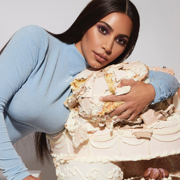 Kim Kardashian pose pour Opalescent, sa nouvelle gamme de cosmétiques KKK Beauty pour son 40e anniversaire 