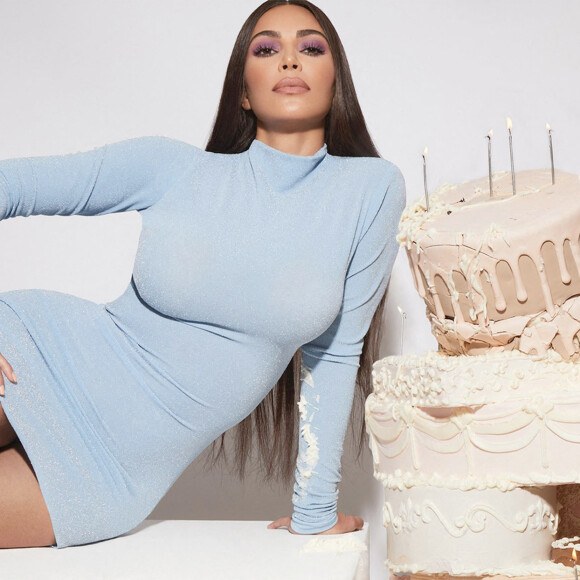 Kim Kardashian pose pour Opalescent, sa nouvelle gamme de cosmétiques KKK Beauty pour son 40e anniversaire 