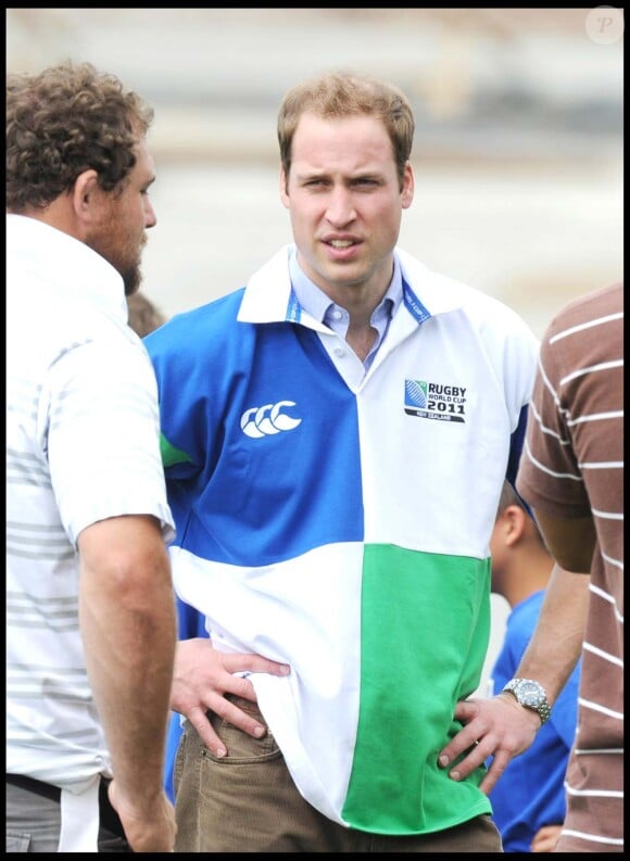 Le prince William visite le chantier du stade Eden Park et fait quelques passes de rugby, à Auckland, Nouvelle-Zélande, le 17 janvier 2010