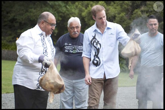 Pour le dîner traditionnel Maori, le prince William met la main à la pâte à Auckland, Nouvelle-Zélande, le 17 janvier 2010