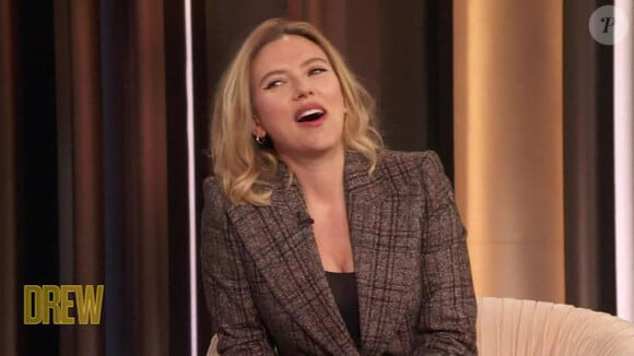 Scarlett Johansson sur le plateau du "Drew Barrymore Show" à Los Angeles, le 16 mars 2022. 