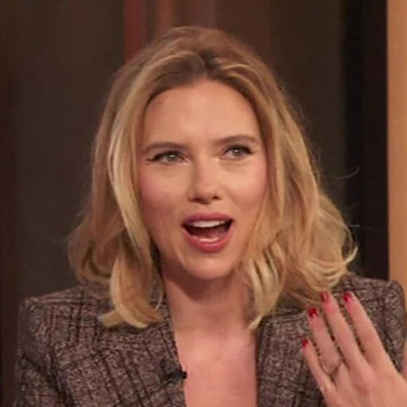 Scarlett Johansson sur le plateau du "Drew Barrymore Show" à Los Angeles, le 16 mars 2022. 