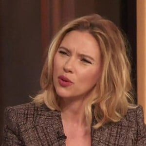 Scarlett Johansson sur le plateau du "Drew Barrymore Show" à Los Angeles, le 16 mars 2022. 