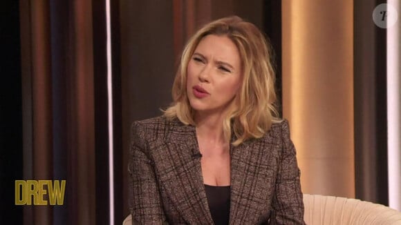 Scarlett Johansson sur le plateau du "Drew Barrymore Show" à Los Angeles, le 16 mars 2022. 
