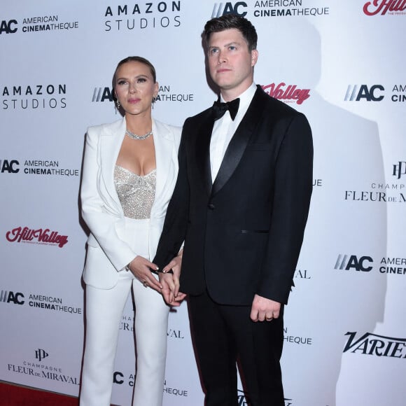 Scarlett Johansson et son mari Colin Jost au photocall de la cérémonie de la 35ème édition des prix American Cinematheque Awards à Los Angeles le 18 novembre 2021. 