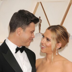 Scarlett Johansson et son fiancé Colin Jost lors du photocall des arrivées de la 92ème cérémonie des Oscars 2020 au Hollywood and Highland à Los Angeles, Californie, Etats-Unis, le 9 février 2020. 