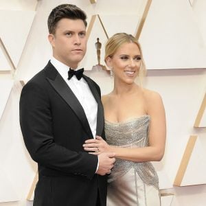 Scarlett Johansson et son fiancé Colin Jost lors du photocall des arrivées de la 92ème cérémonie des Oscars 2020 au Hollywood and Highland à Los Angeles, Californie, Etats-Unis, le 9 février 2020. 