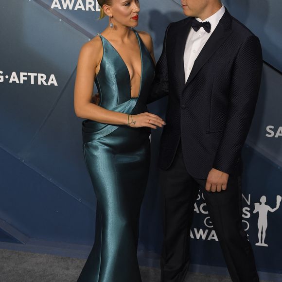 Scarlett Johansson et son fiancé Colin Jost - Photocall - 26ème cérémonie annuelle des "Screen Actors Guild Awards" ("SAG Awards") au "Shrine Auditorium" à Los Angeles, le 19 janvier 2020. © Kevin Sullivan via ZUMA Wire / Bestimage 