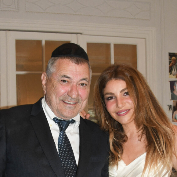 Exclusif -  Jean-Marie Bigard, sa femme Lola Marois et leurs enfants Bella et Jules, et Lou, la soeur de Lola Marois - Jean-Marie Bigard et Lola Marois lors de la cérémonie oecuménique à l'occasion du renouvellement de leurs voeux pour leur 10 ans de mariage. Le 27 mai 2021 © Coadic Guirec / Bestimage 