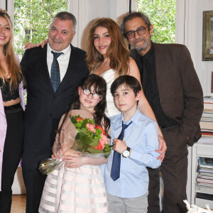 Exclusif -  Paul Adam, Lou, la soeur de Lola Marois, Jean-Marie Bigard, sa femme Lola Marois et leurs enfants Bella et Jules, Husky Kihal - Jean-Marie Bigard et Lola Marois lors de la cérémonie oecuménique à l'occasion du renouvellement de leurs voeux pour leur 10 ans de mariage. Le 27 mai 2021 © Coadic Guirec / Bestimage 