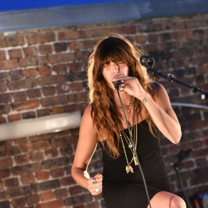 Exclusif - Lou Doillon en concert lors de la soirée de présentation de la nouvelle plateforme de marque "Génération IKKS" et de la première capsule iconique "La Leather Story" sur les toits de la capitale, rue d'Abbeville, à Paris. Le 8 septembre 2021 © Rachid Bellak / Bestimage 