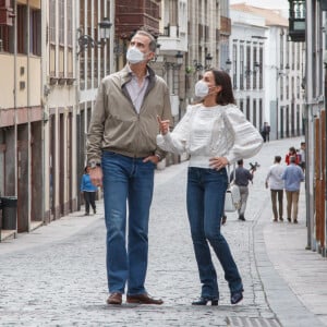 Le roi Felipe VI et la reine Letizia d'Epsagna se promènent dans La Palma à Santa Cruz de La Palma le 12 mars 2022.