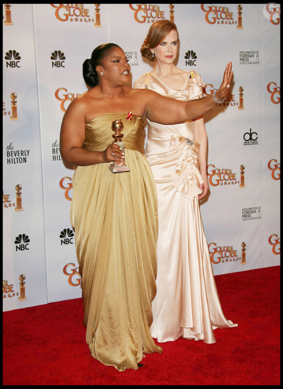 Meilleur second rôle féminin : Mo'nique (Precious), qui arbore son prix au côté de Nicole Kidman, lors de la 67e cérémonie des Golden Globes à Los Angeles le 17 janvier 2010
