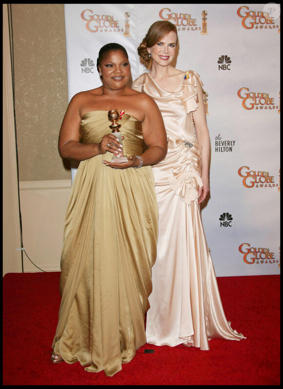 Meilleur second rôle féminin : Mo'nique (Precious), qui arbore son prix au côté de Nicole Kidman, lors de la 67e cérémonie des Golden Globes à Los Angeles le 17 janvier 2010